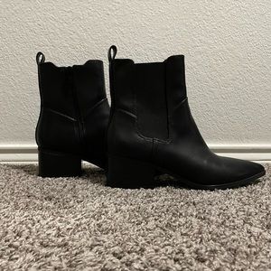 Black heeled Chelsea boots pointed toe